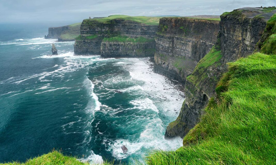 Desde el rugido de las olas blancas del Atlántico hasta el sereno resplandor verde turquesa de la costa oriental, las orillas de Irlanda se presentan como un espectáculo de belleza inigualable, fuente constante de inspiración y deleite para todos los sentidos.