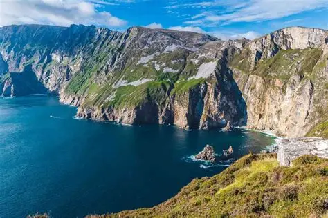 Acantilados de Slieve League cayendo sobre el océano Atlántico en el condado de Donegal