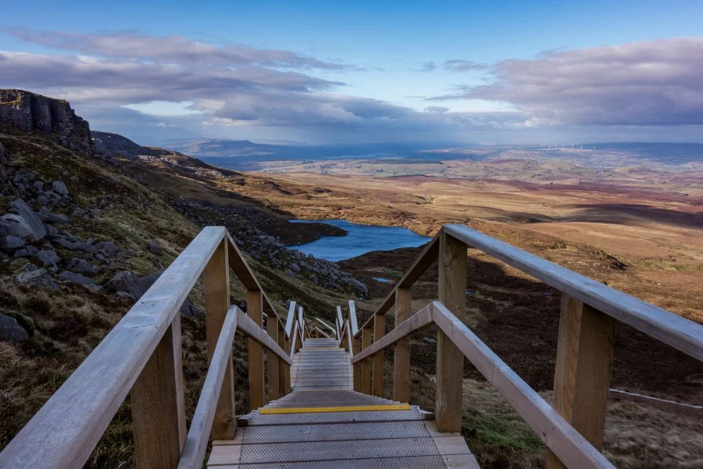 Pasarela de madera ascendiendo por la turbera de la montaña Cuilcagh en el condado de Cavan